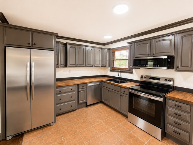 Photo - Fully Renovated - Southend 4 bedroom!