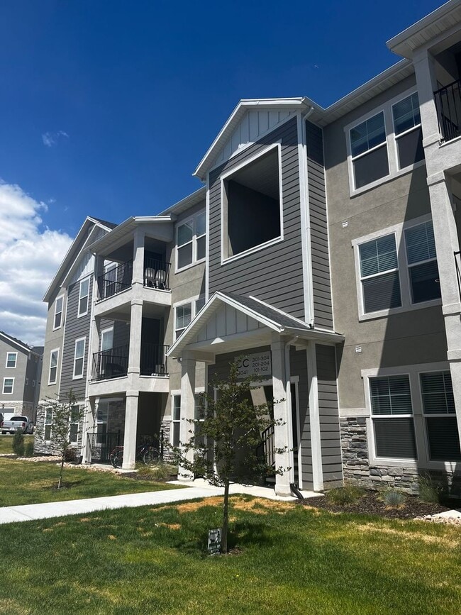 Building Photo - Beautiful Condo in Lehi