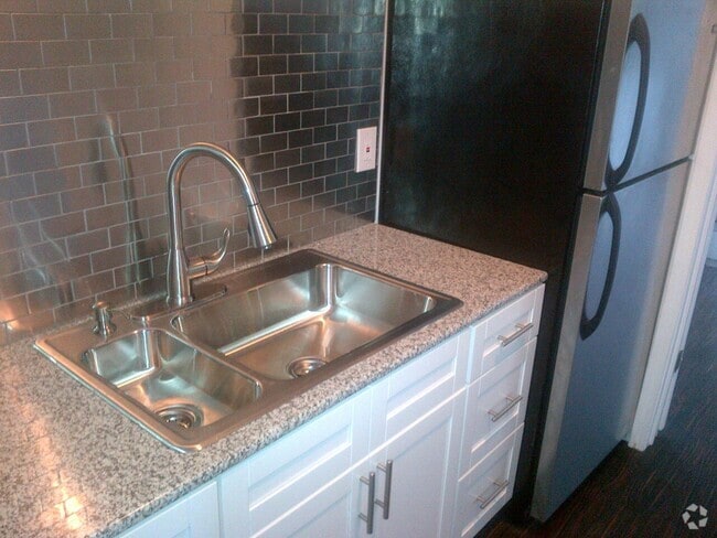 Building Photo - 331 S Goodman St Unit 3 Rental