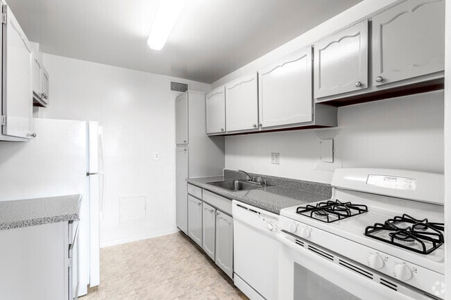 2 BR, 1.5 BA - 1,015 SF