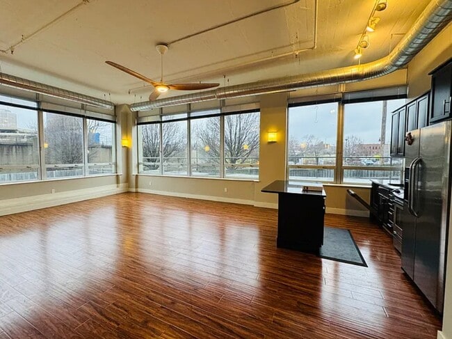 Building Photo - 207 E 6th St Unit 105