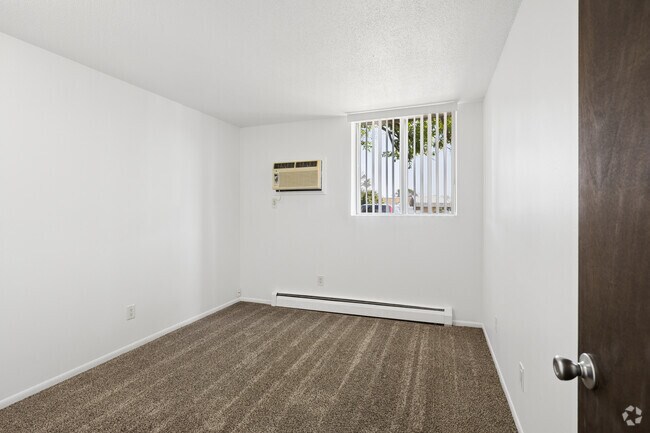 2BR, 1BA - 750SF - Second Bedroom