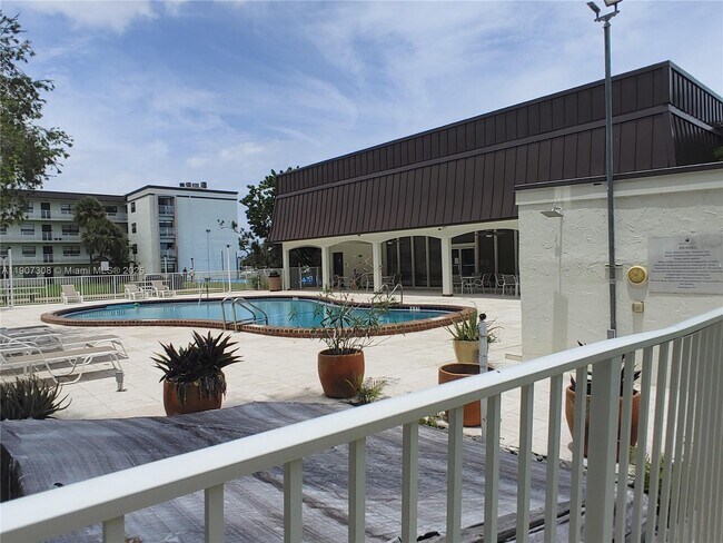 Building Photo - 500 NE 2nd St Unit 110