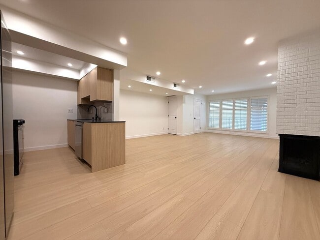 Photo - WeHo 1 Bed 1 Bath with W/D in unit, new kitchen, and walk-in closet! Unidad 06