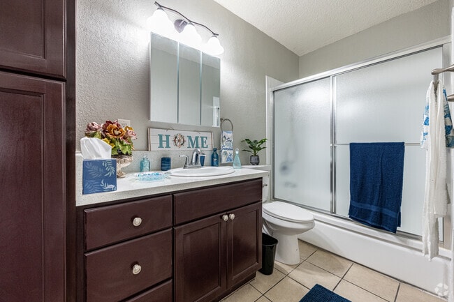 1BR, 1BA - 640SF - Bathroom