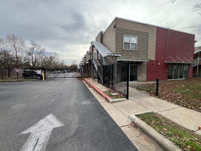 Photo - 2 Bedroom, 2 Bath Modern, Open Floor Plan Unidad Walnut B103