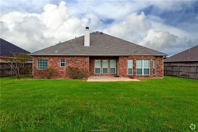 Building Photo - LOCATION LOCATION LOCATION! Rental