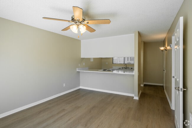 1BR, 1BA - 650SF - Living Room - Bay Breeze