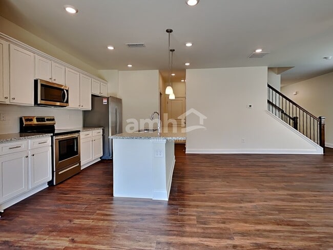 Photo - 897 Headland Wy