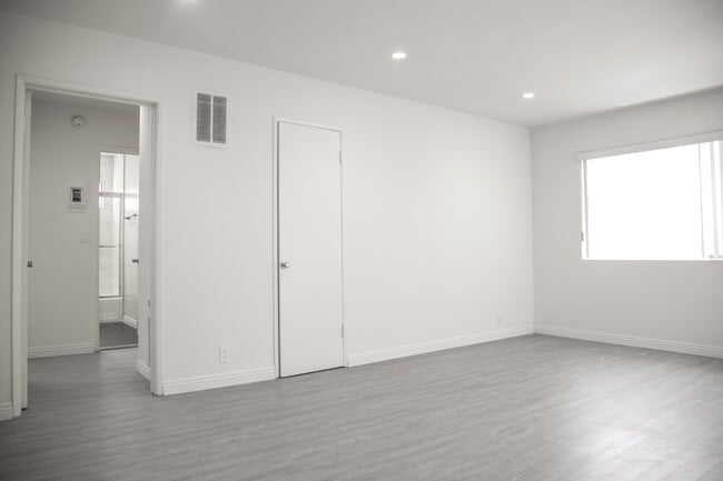 725 Hayworth Apartments