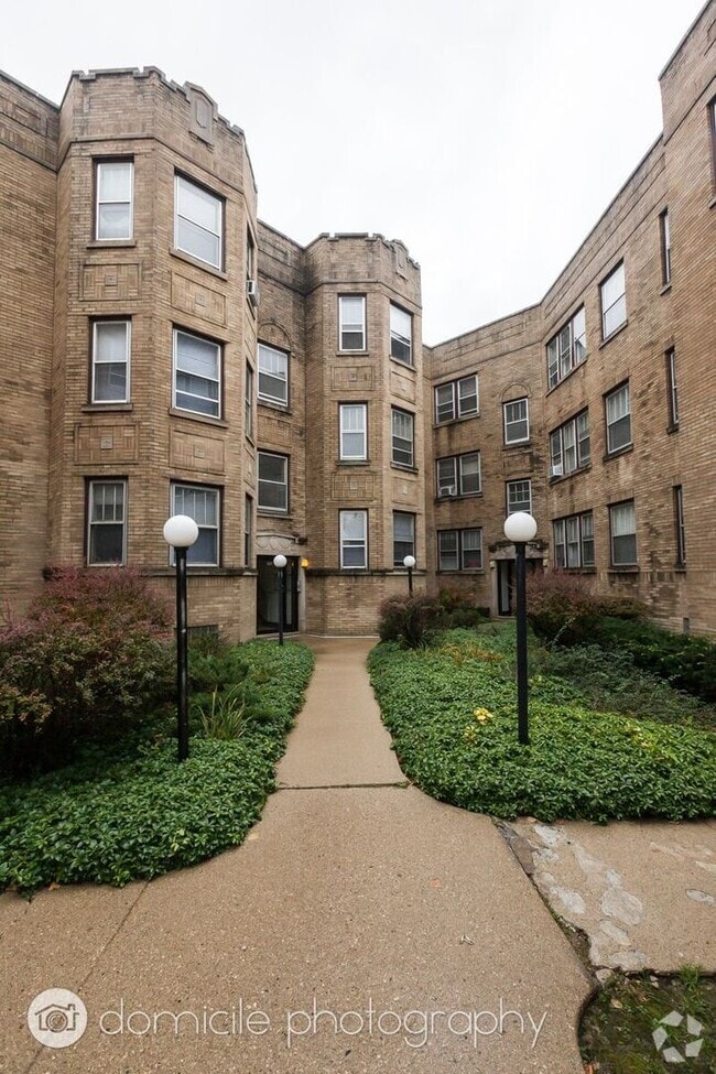 Building Photo - 903 W Altgeld St Rental