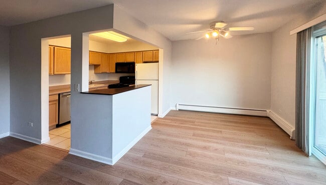 Building Photo - 995 S Ct of Shorewood Unit 3B