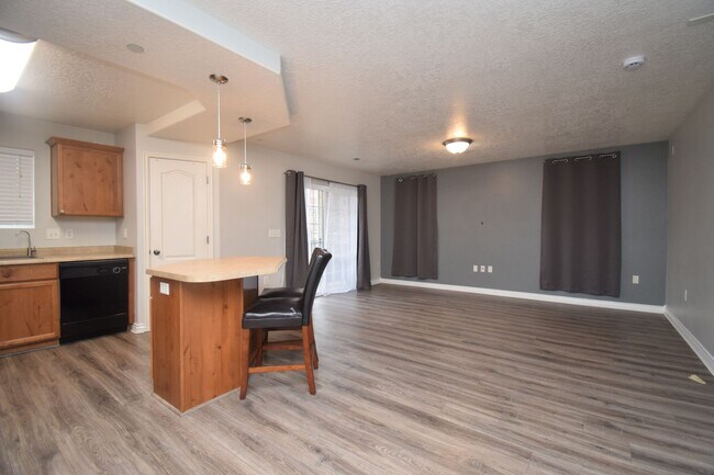 Photo - Stylish 2 Bed 2 Bath Condo in Prime Draper Location!!!