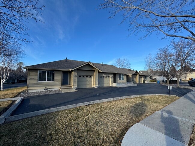 Building Photo - 2062 NE Chanel Ct Unit #4