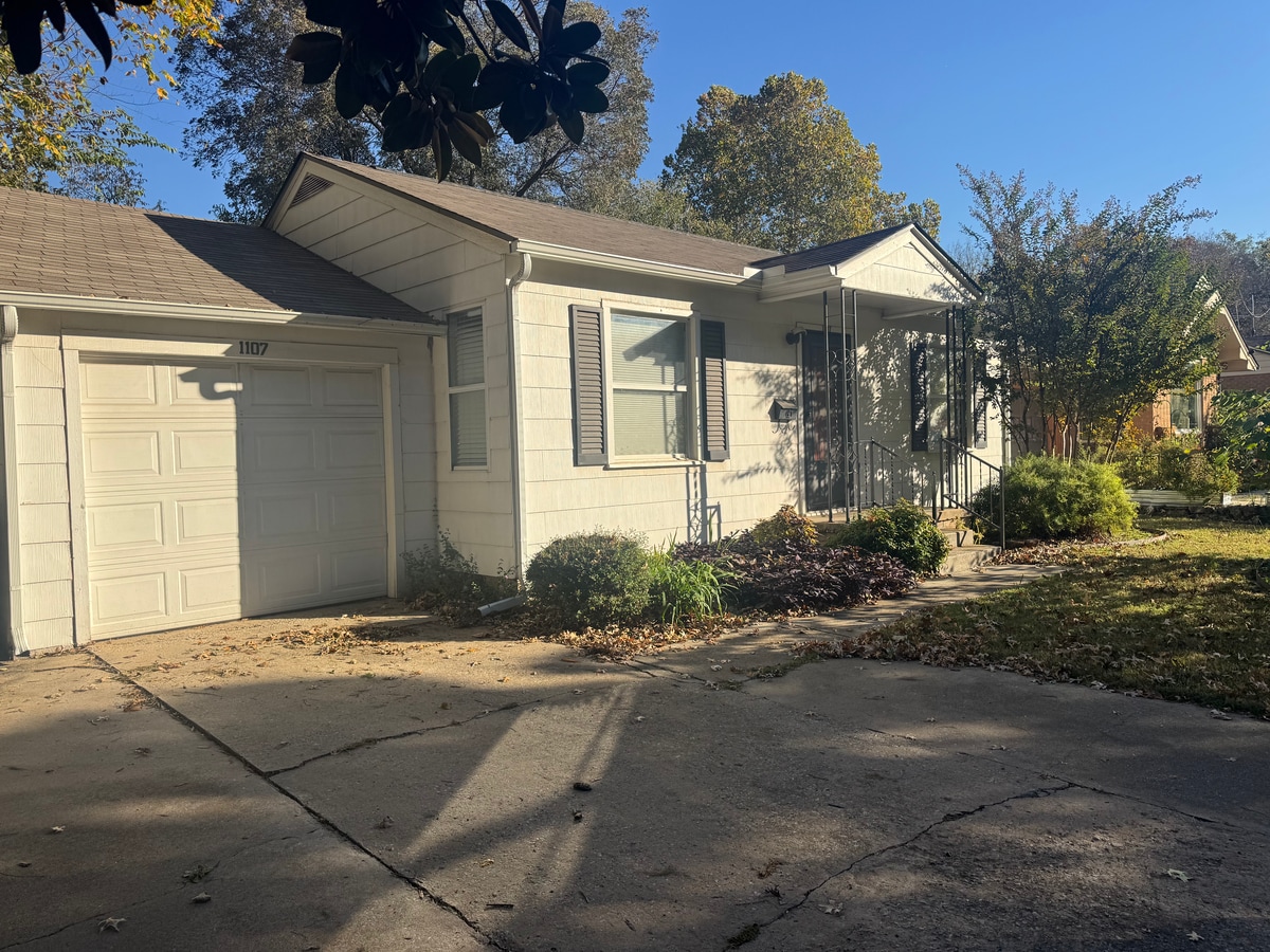 Photo - 1107 W Apache St