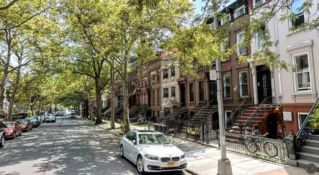 Street - 740 Putnam Ave Unidad Apt 3