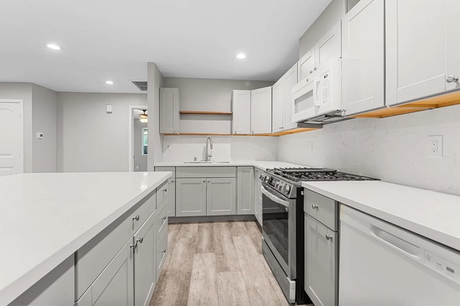 Building Photo - Bathrooms on bathrooms!