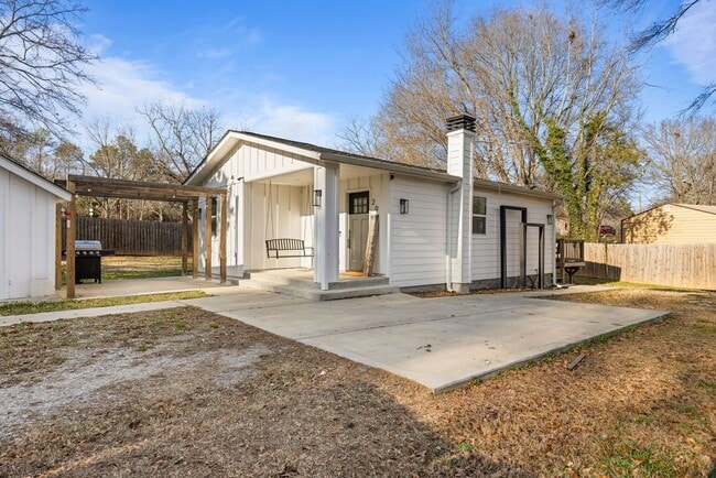 Building Photo - Single Family Home, 2 bed/1 bath $1,350 One-Story