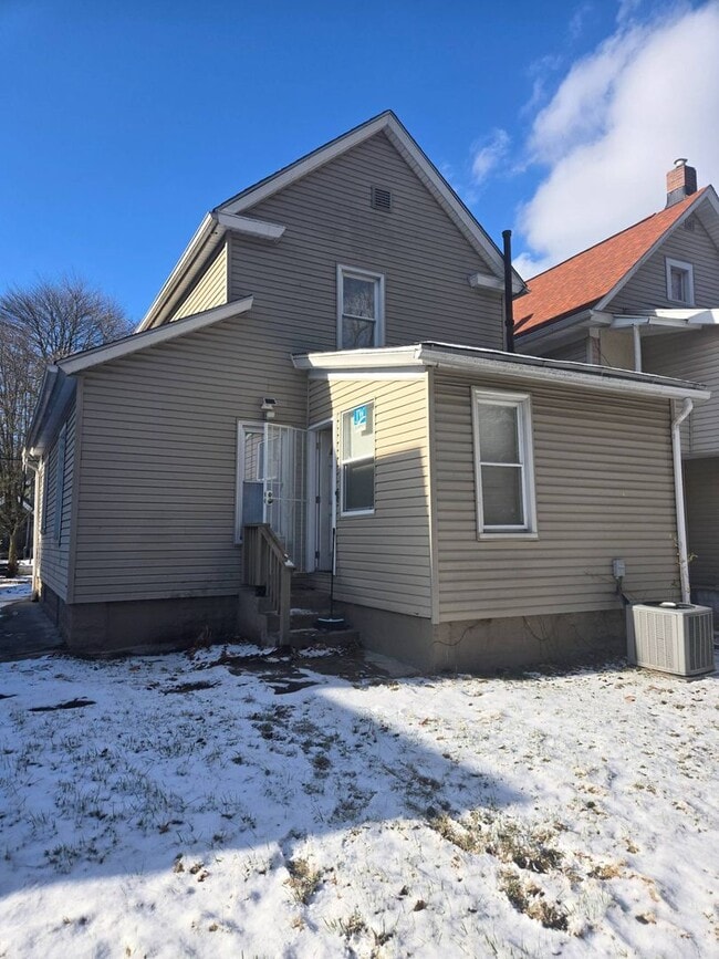 Building Photo - Charming 2-Bedroom Property in Prime Location (Section 8 Vouchers Accepted)