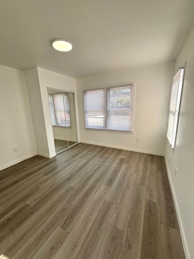 1956 1/2 Park Grove Ave
