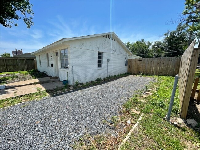 Building Photo - 411 Guyer St Rental