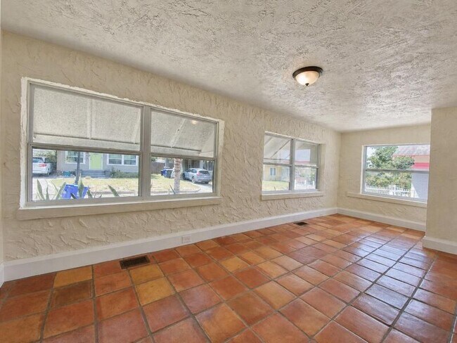 [748/750/756/758] Winfree Ave