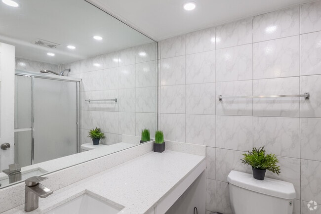 Super Jumbo Studio - 640SF - Bathroom