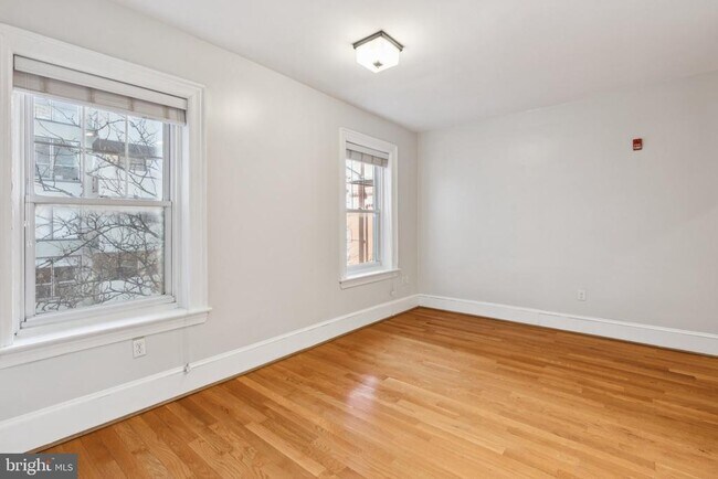 Building Photo - 1955 Locust St Unit 3F