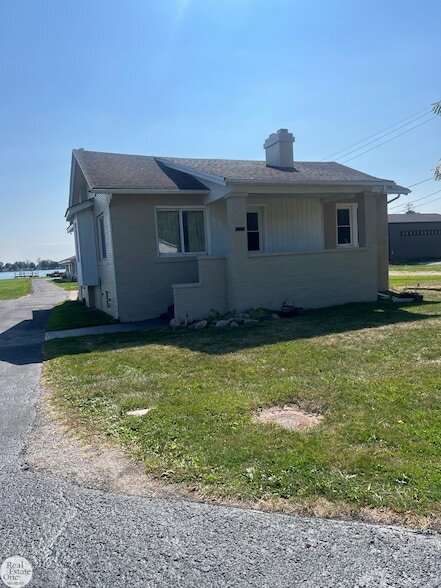 Photo - 9239 N River Rd