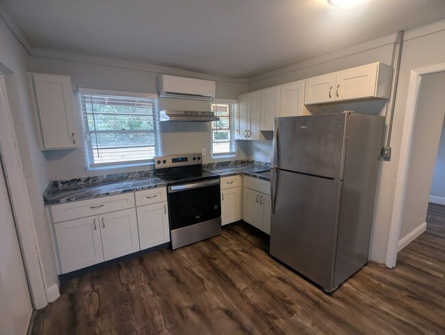 Building Photo - Charming 1 Bedroom 1 Bath Condo. Utilities included. Fury friends Welcome!