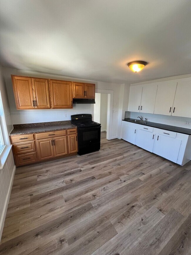 Building Photo - Central St Apartments Unit 2 Prospect St