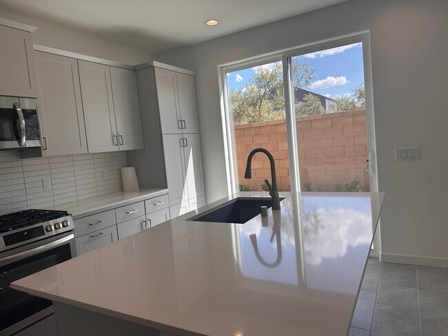 Photo - 696 Philip Way