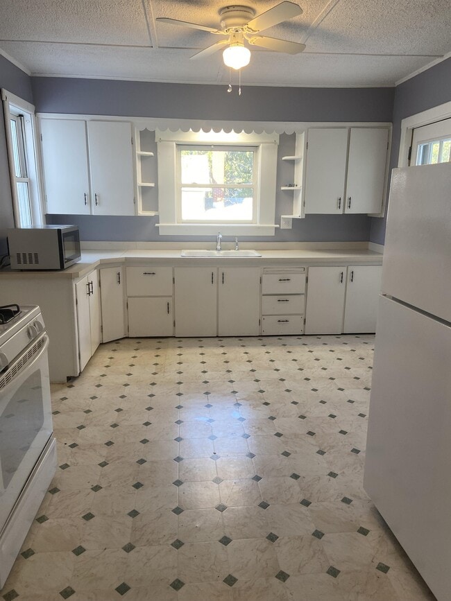 Photo - 210 W Palmer Ave