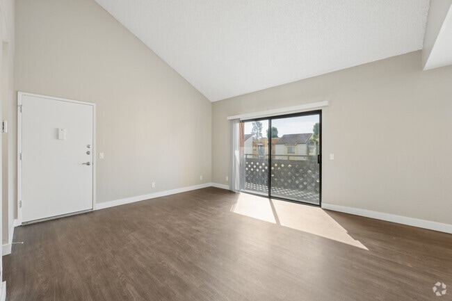 2BR, 2BA - 893SF - Living Room