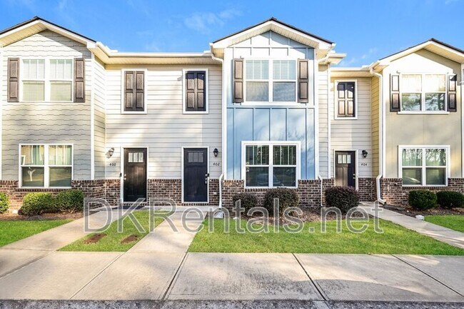 Building Photo - 402 Whippet St