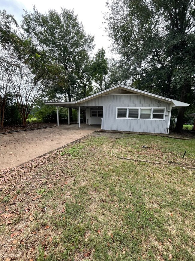 2 bedroom House with fenced yard - 2 bedroom House with fenced yard