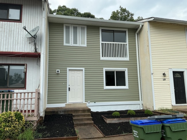 Building Photo - Remodeled Three level Town home