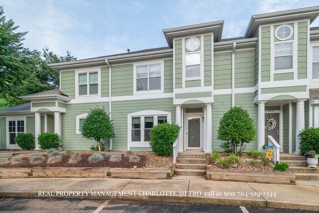 Building Photo - 3BR Townhome - Lake Living in Vineyard Point with Boat Slip Access Near Lake Norman
