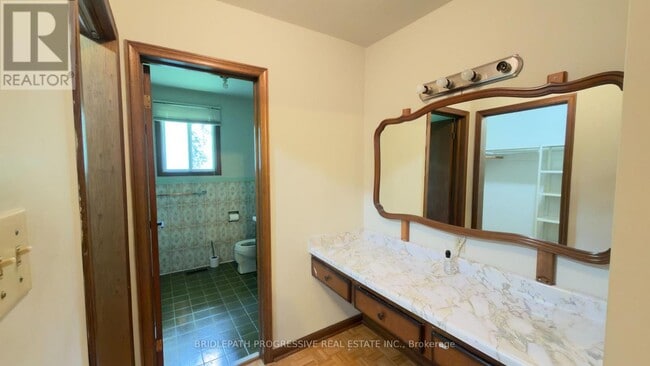 Photo - 589 Sheppard Ave E