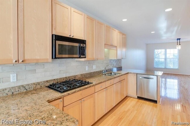 Photo - 536 Graten St