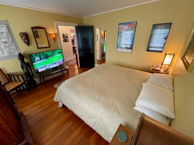 El dormitorio principal tiene televisión por cable/inteligente - 26 Clarendon Rd Unidad CHARMING SUMMER CONDO