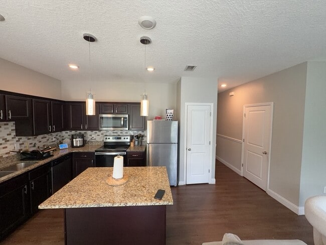 Photo - 896 Grandin St