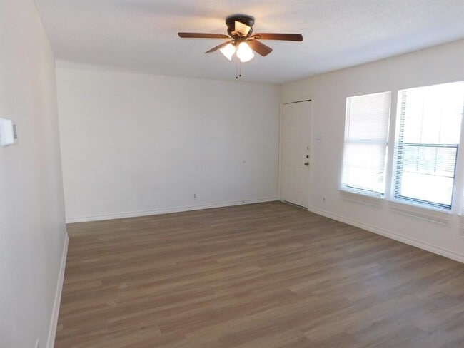 Photo - 1002 Southwalk St Townhome