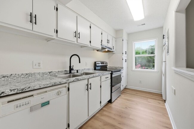 Building Photo - Updated 2BR Townhome in Prime Chapel Hill Location with Pool & Tennis!