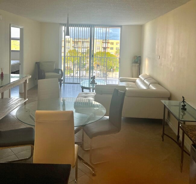 Photo - 500 Executive Center Dr Unidad 5h