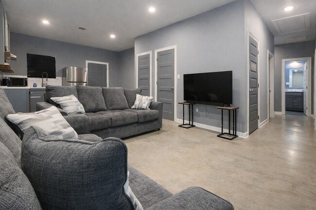 Photo - 343 W Johnson St