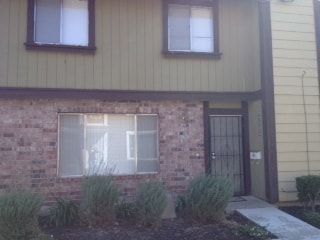 Building Photo - NICE TOWNHOUSE IN VILLA TOWNE HOMES COMMUNITY!