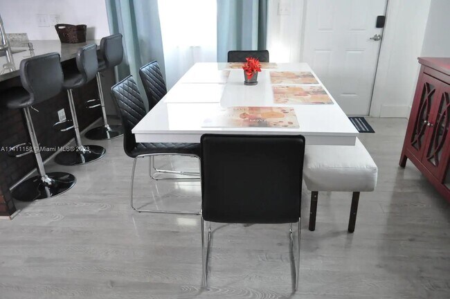 Photo - 811 SW 11th St Unidad 811