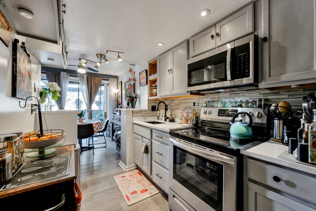 Photo - 411 Nottinghill Park