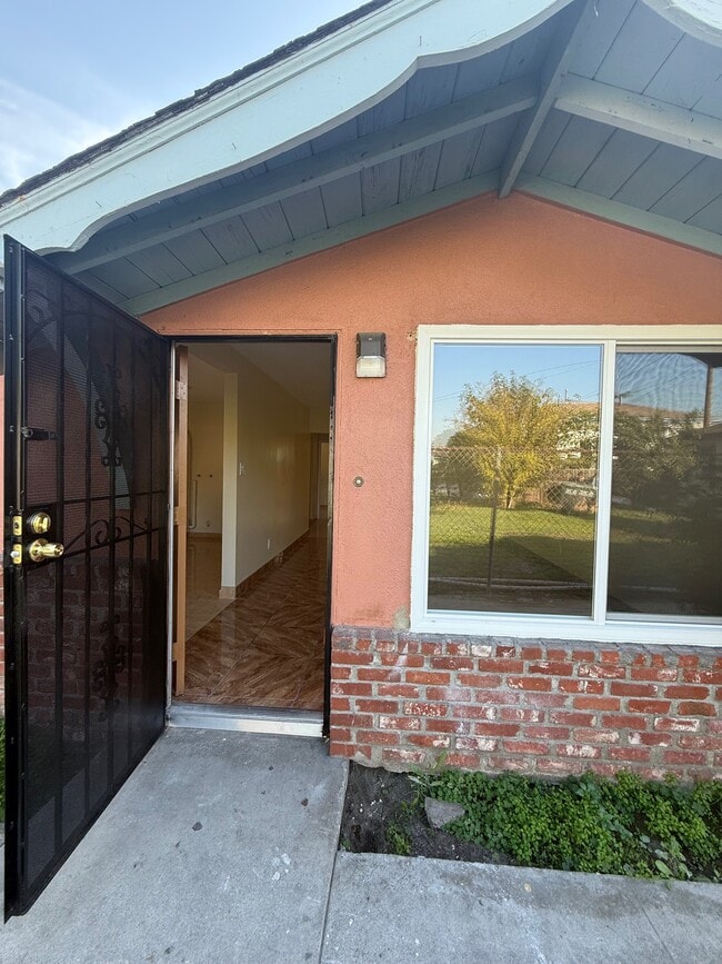 Building Photo - 7130 Newell St Unit B